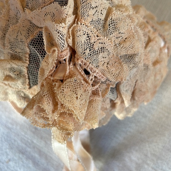 Antique lace baby's christening bonnet, ties under chin and in the back - Picture 7 of 10